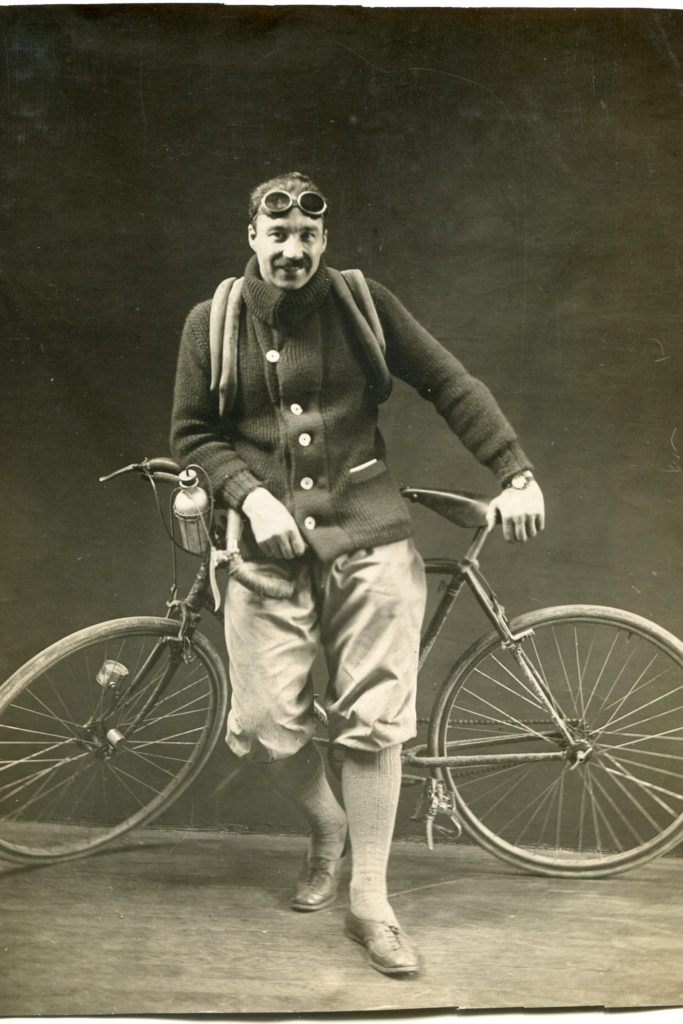 August Zamoyski przed rajdem rowerowym Paryż-Zakopane, 1925, fot. Pierre Choumoff, zbiory Muzeum Literatury