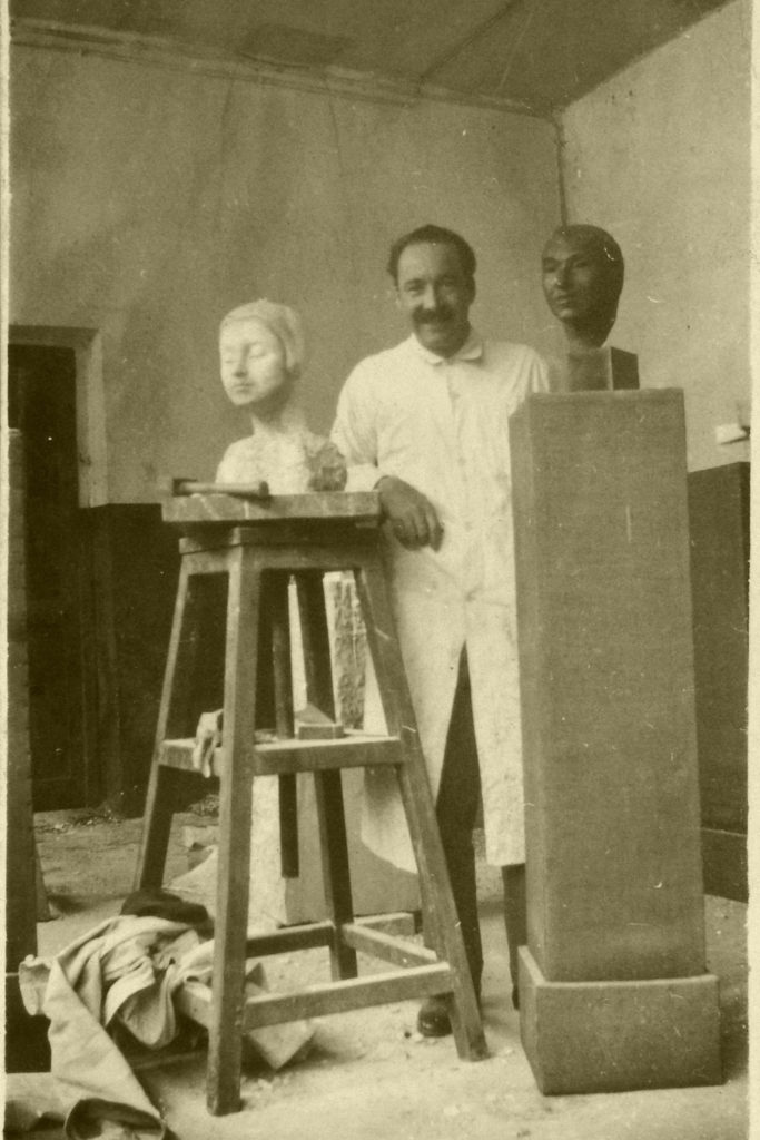 August Zamoyski w pracowni przy Avenue de Maine, Paryż, 1927-1928, fotograf nieznany, zbiory Muzeum Literatury