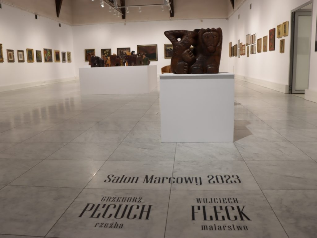 przestrzeń wystawy Salon Marcowy 2023, fot. MGS - Inna Oliinyk, materiały prasowe Miejskiej Galerii Sztuki w Zakopanem 