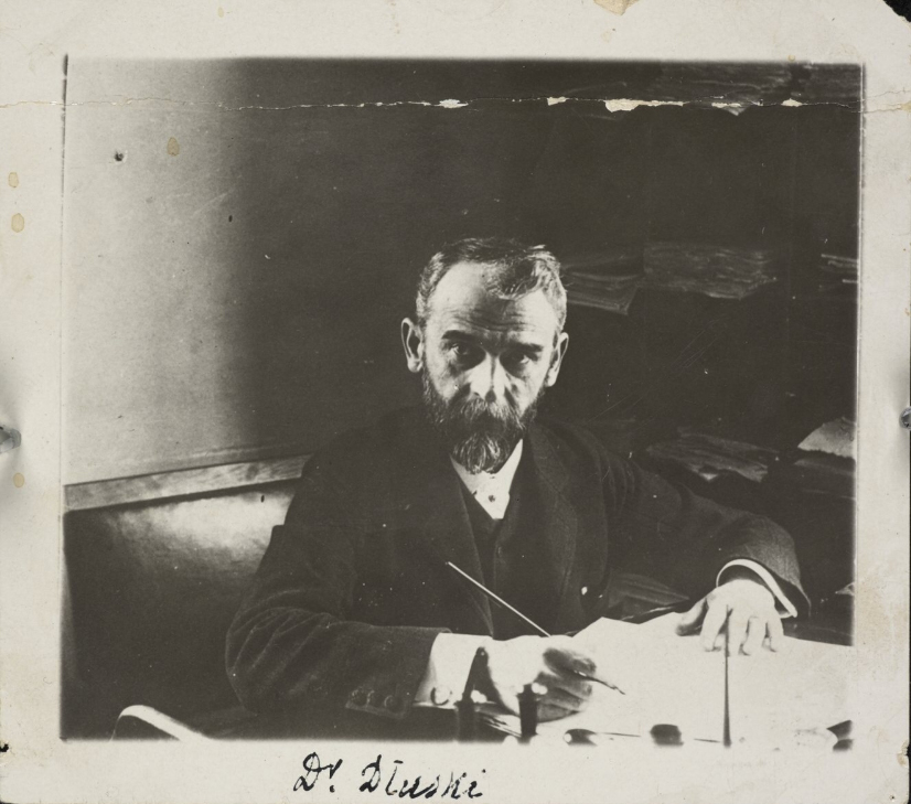 Fotografia Kazimierz Dłuski przy biurku, około 1925, Biblioteka Narodowa, źródło: polona.pl